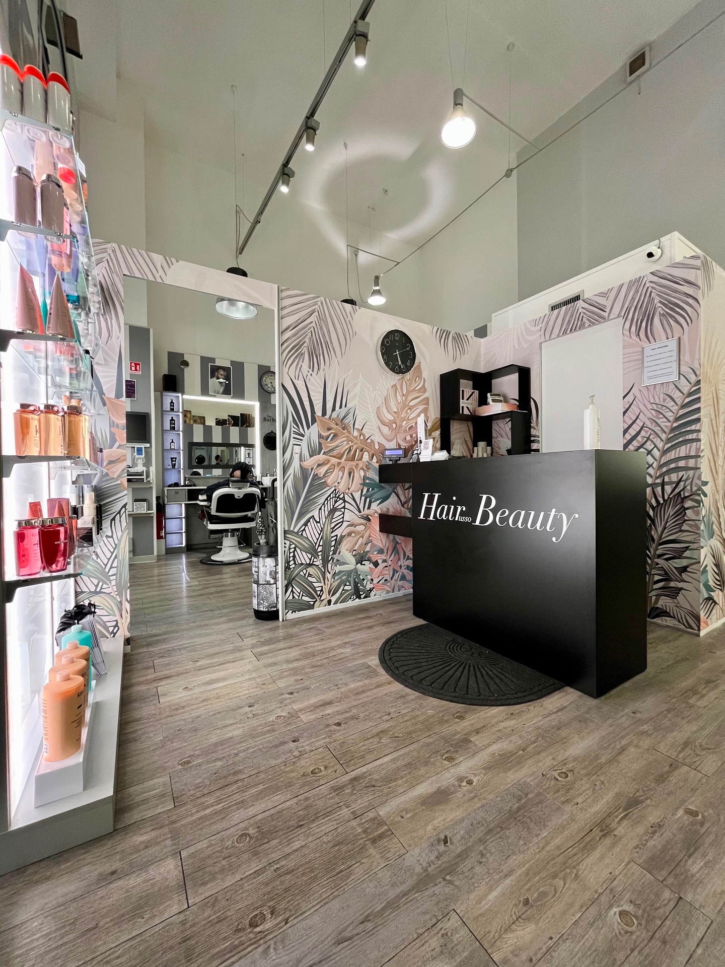 Reception di Hair Beauty Zamboni con bancone nero