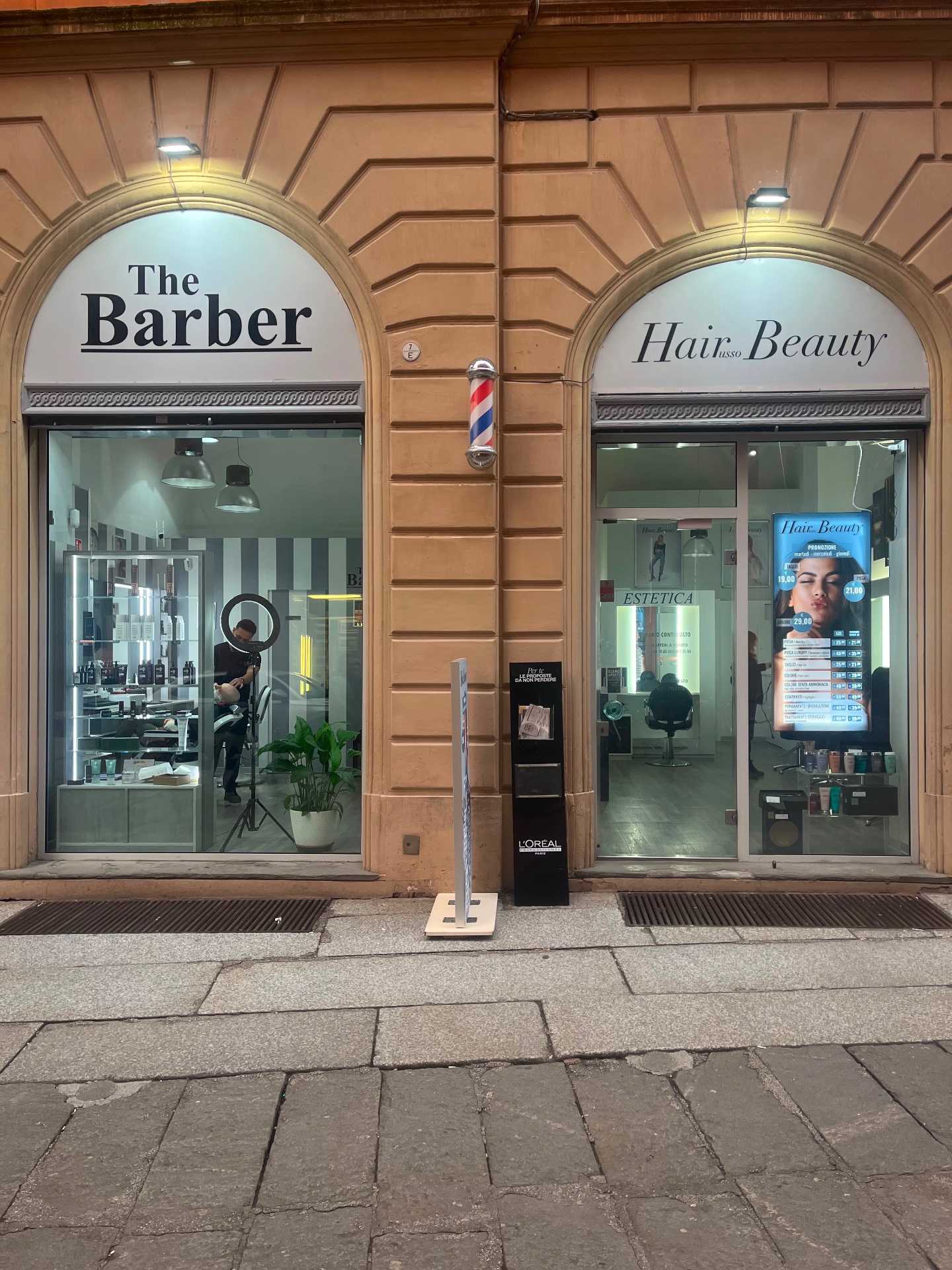 Vetrina di Hair Beauty e area uomo in Via Zamboni 7 a Bologna