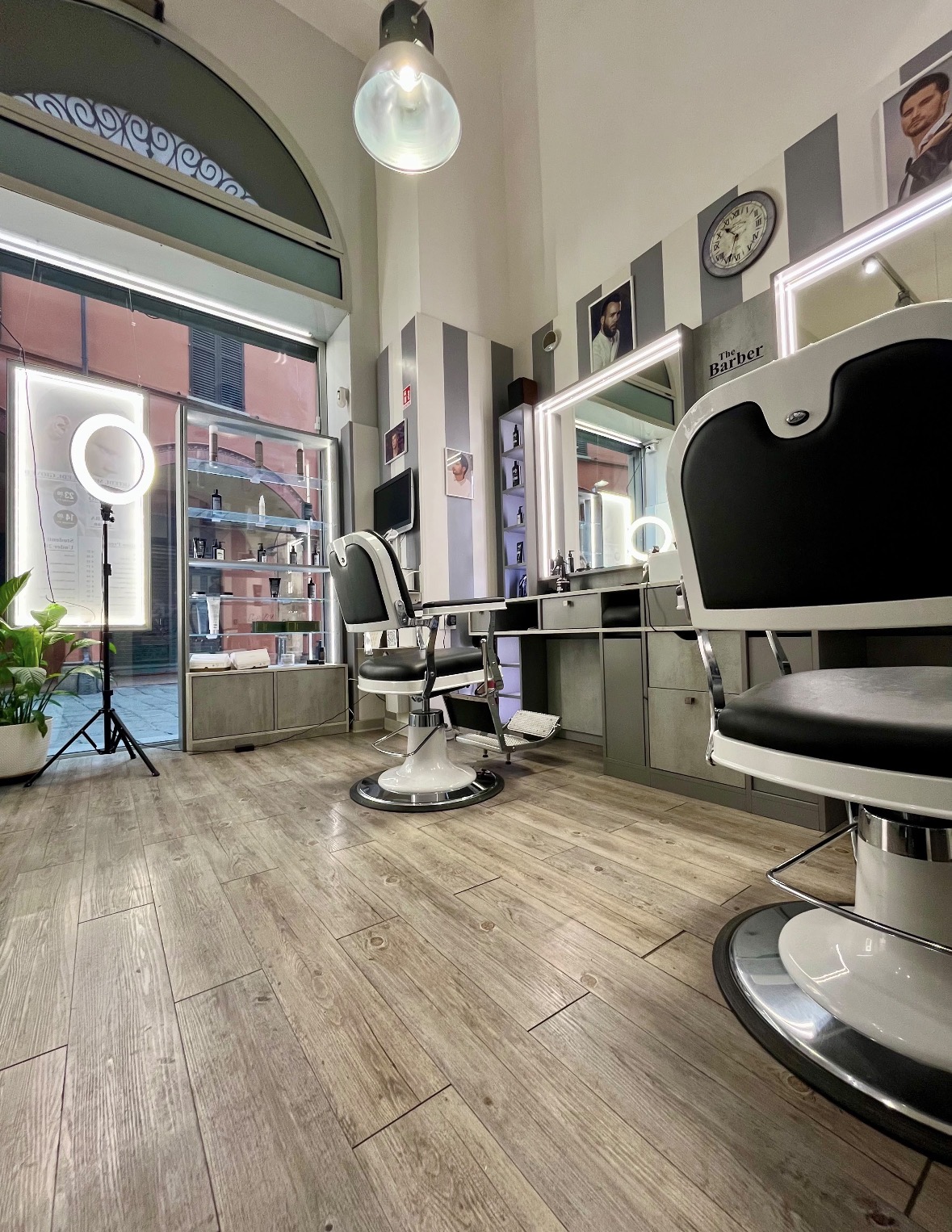 Area uomo di Hair Beauty Zamboni con poltrone barber, specchi retroilluminati e prodotti professionali